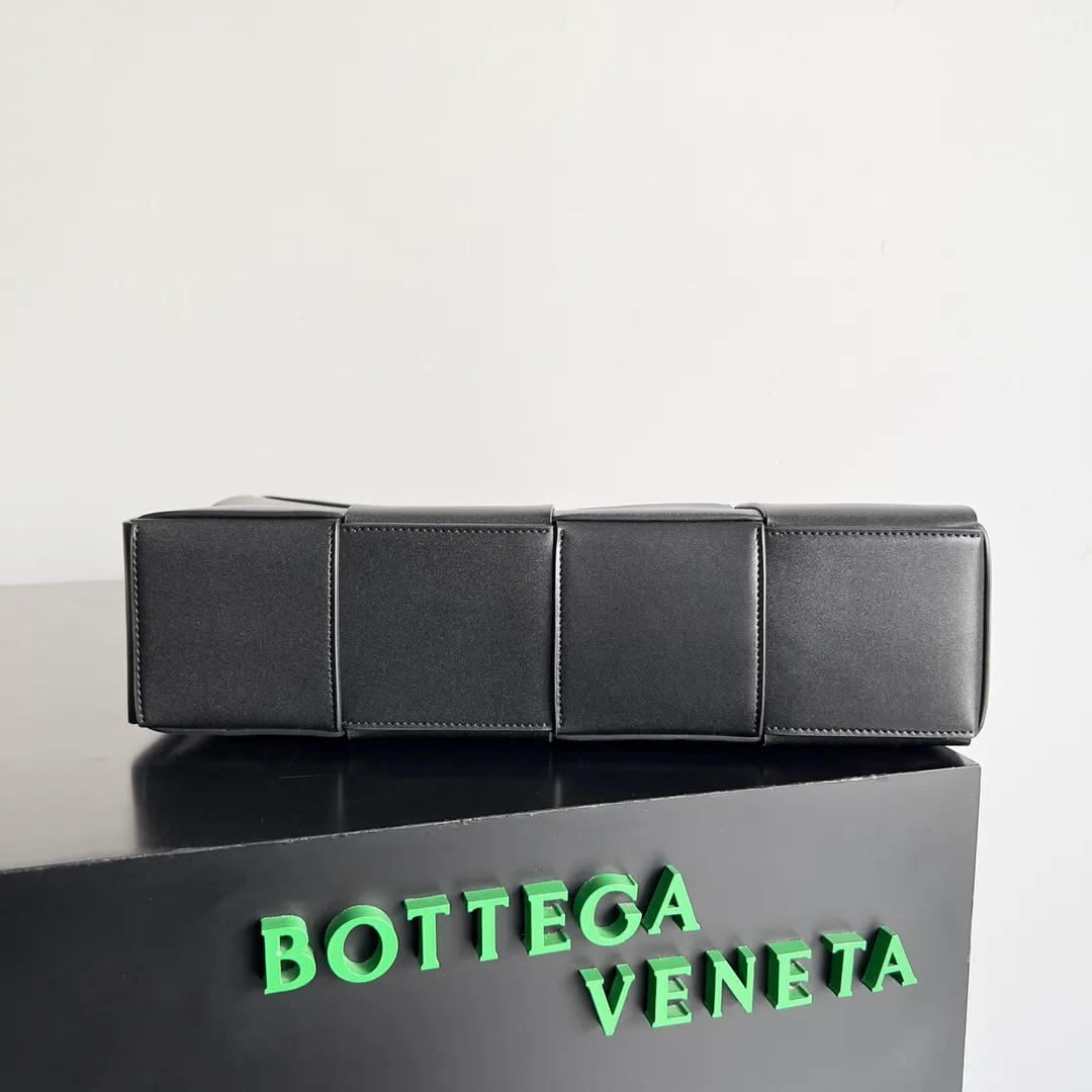 The 2060 BV temperament tote bag is here. This time it comes with a long shoulder strap🉑️ for one-shoulder cross-body wear. Every piece of leather in the entire bag needs to be handmade repeatedly. If you pursue the texture of handcrafts, you must not miss it [Love] The large woven element bag body is simply a good thing for commuting. The overall simple design is both concise and fashionable. The upper body is very easy to match and has a strong signature Cool and cool, light and versatile, it is a favorite of many people. This one is the right one to buy. Style No.: 766954 Size: 32*24*8cm